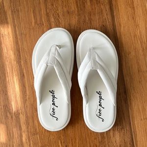 Free people white platform flip flops, size 8